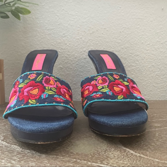 Betsey Johnson Floral embroidered denim fabric heels size 6 - Picture 8 of 10